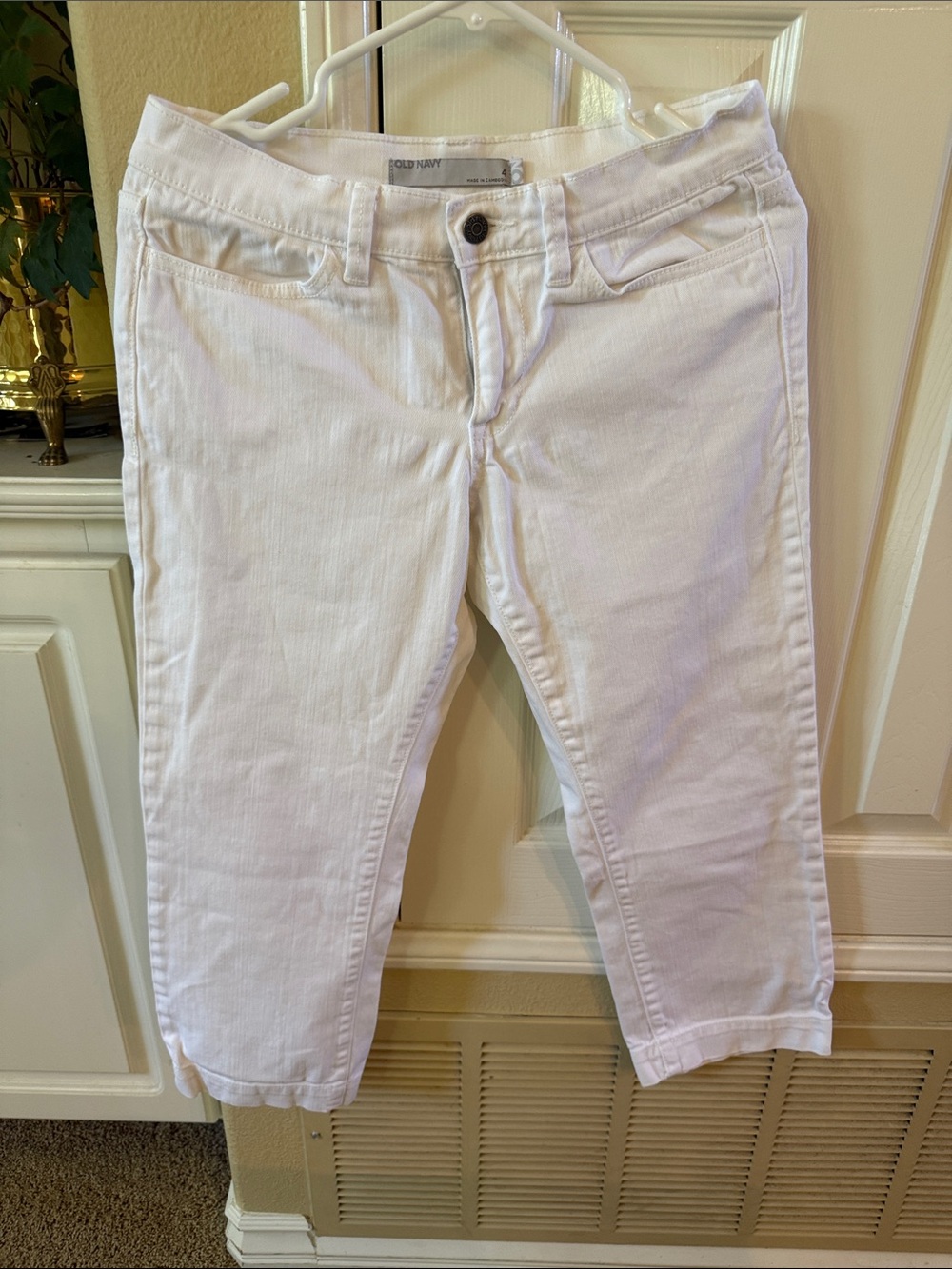 Old Navy White Denim Capri Jeans size 4